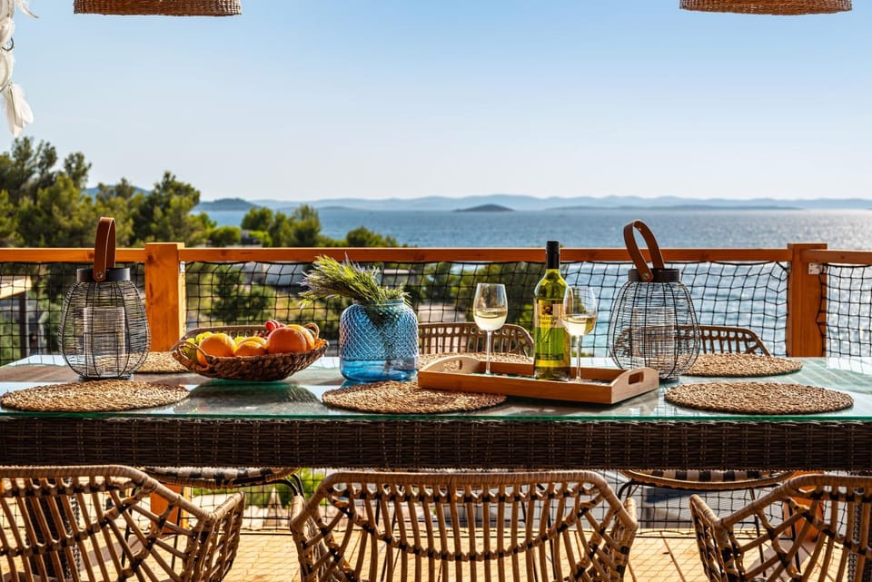 Balcony/Terrace, Food and drinks