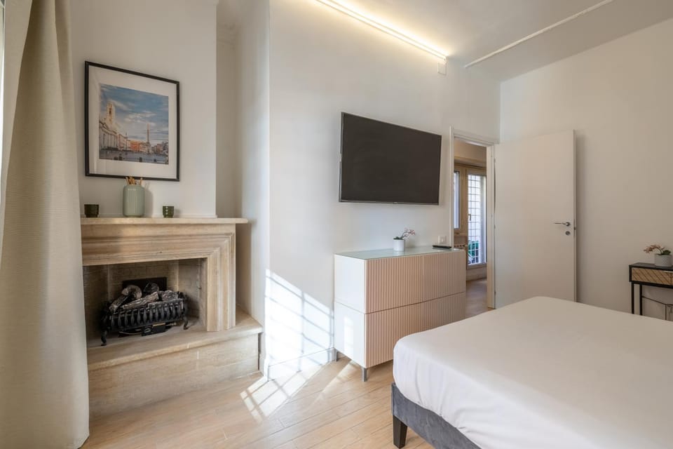 Bed, TV and multimedia, Photo of the whole room, Bedroom