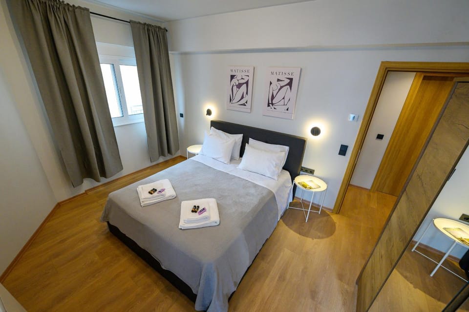 Bed, Day, Bird's eye view, View (from property/room), Photo of the whole room, Decorative detail, Bedroom, Guests, City view, group of guests, Family, hair dresser, locker, towels, wardrobe, air conditioner