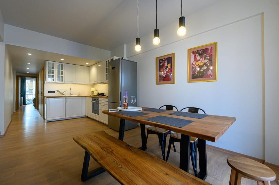 Coffee/tea facilities, Decorative detail, Seating area, Dining area, Guests, Area and facilities, Drinks, Location, group of guests, Family, dishwasher, hair dresser, locker, pet friendly, stove, toaster, kitchen, air conditioner