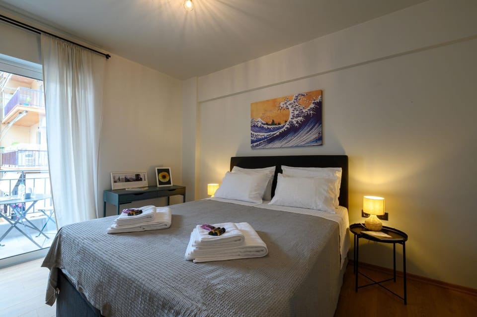 Bed, Day, View (from property/room), Balcony/Terrace, Photo of the whole room, Decorative detail, Dining area, Bedroom, Guests, City view, Area and facilities, Location, Family, hair dresser, locker, towels, air conditioner