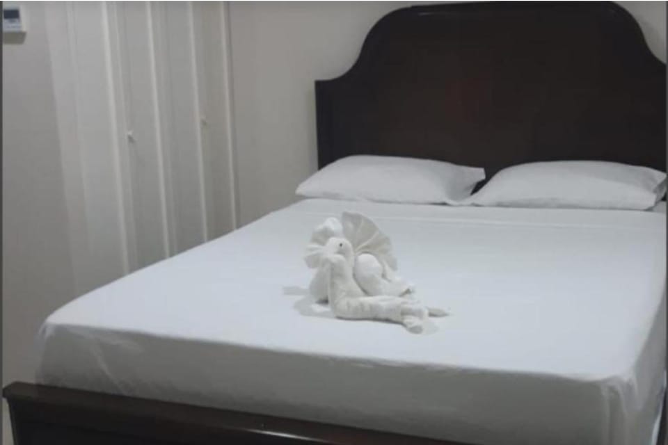 2-Bed Villa Sleeps 4 with Pool & Parking Apartment in Portmore