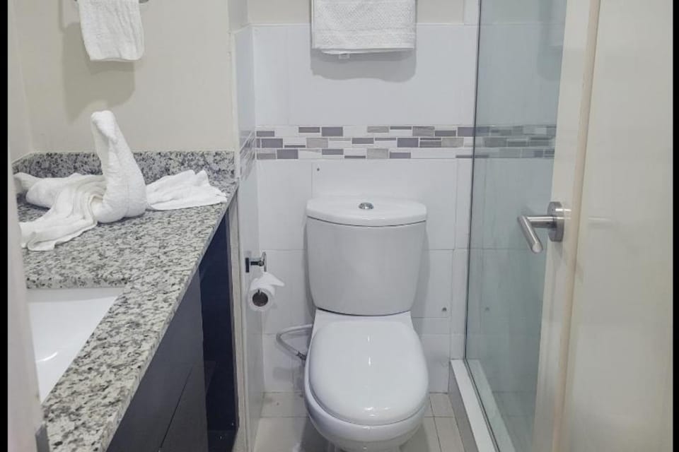 2-Bed Villa Sleeps 4 with Pool & Parking Apartment in Portmore