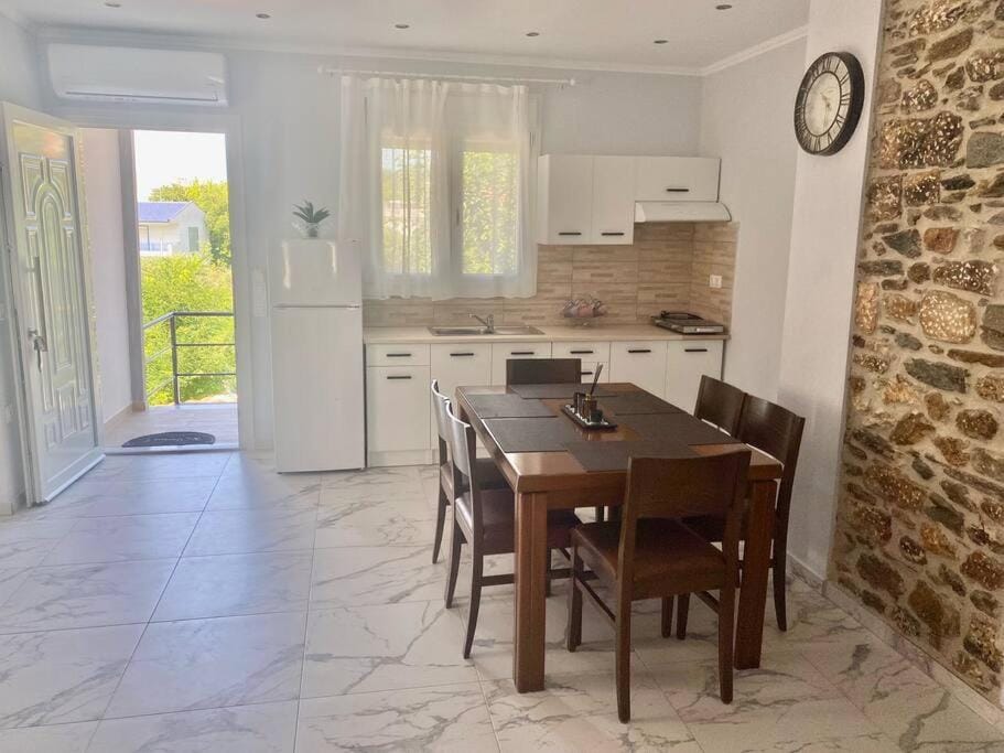 Kitchen or kitchenette, Dining area