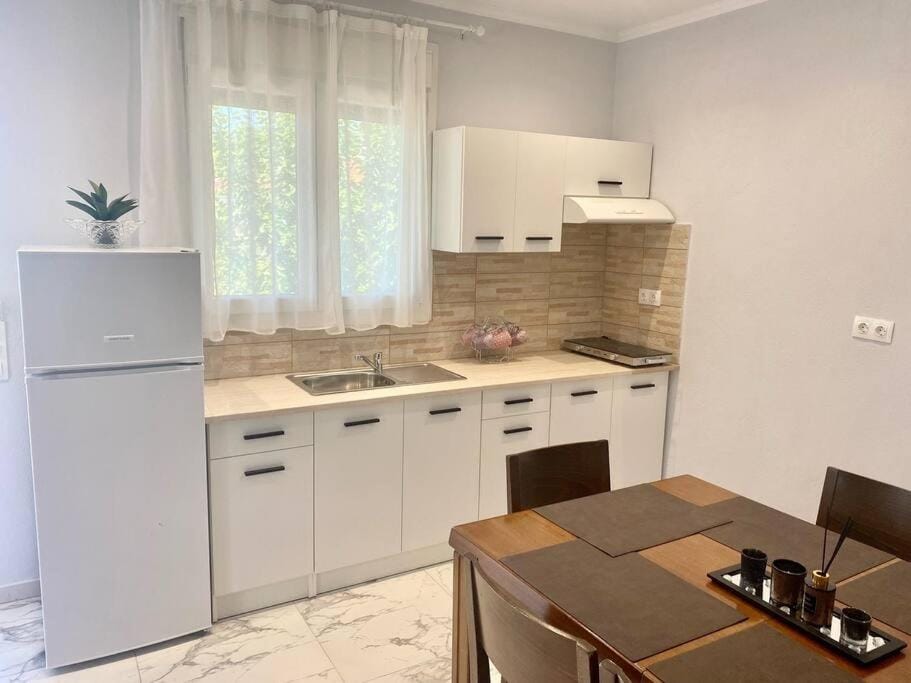 Kitchen or kitchenette, Dining area
