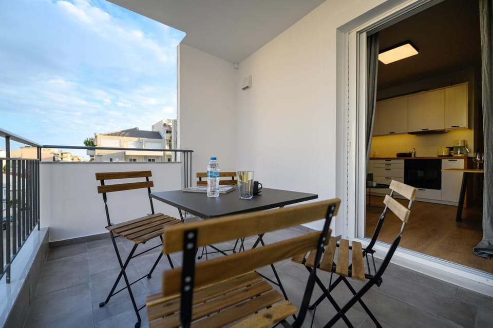 View (from property/room), Balcony/Terrace, Living room, Seating area, Dining area, Guests, City view, Street view, Area and facilities, Location, Family, toaster, kitchen