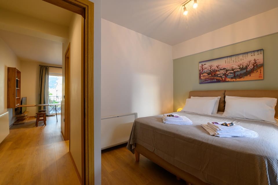 Bed, Library, TV and multimedia, Balcony/Terrace, Living room, Photo of the whole room, Decorative detail, Dining area, Bedroom, On site, Guests, Area and facilities, group of guests, Family, hair dresser, towels, air conditioner