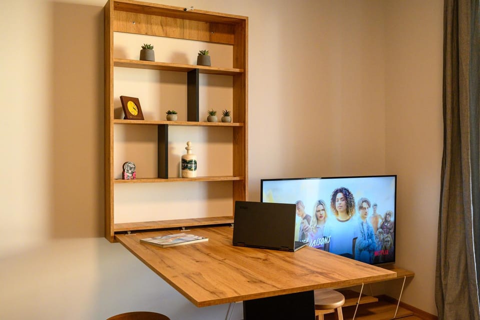 Library, TV and multimedia, Living room, Decorative detail, Seating area, Dining area, On site, Guests, Area and facilities, group of guests, Family, hair dresser, locker