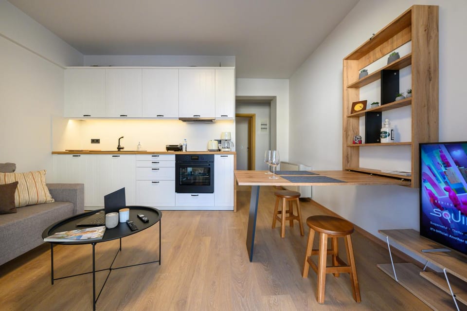 Library, TV and multimedia, Living room, Decorative detail, Seating area, Dining area, On site, Guests, Area and facilities, group of guests, Family, hair dresser, locker, pet friendly, stove, toaster, kitchen, air conditioner