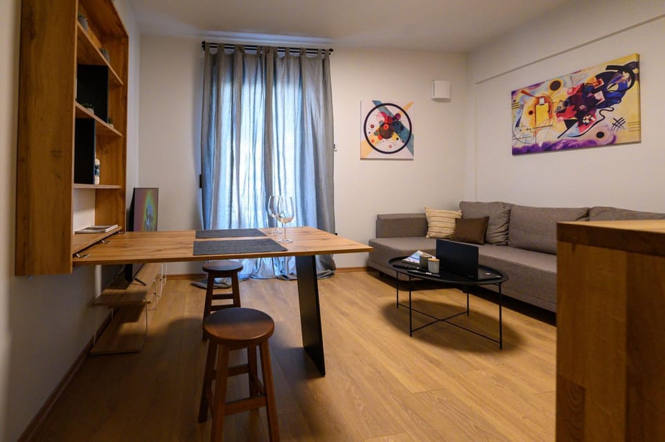Library, TV and multimedia, Balcony/Terrace, Living room, Photo of the whole room, Decorative detail, Seating area, Dining area, On site, Guests, Area and facilities, group of guests, Family, hair dresser, locker