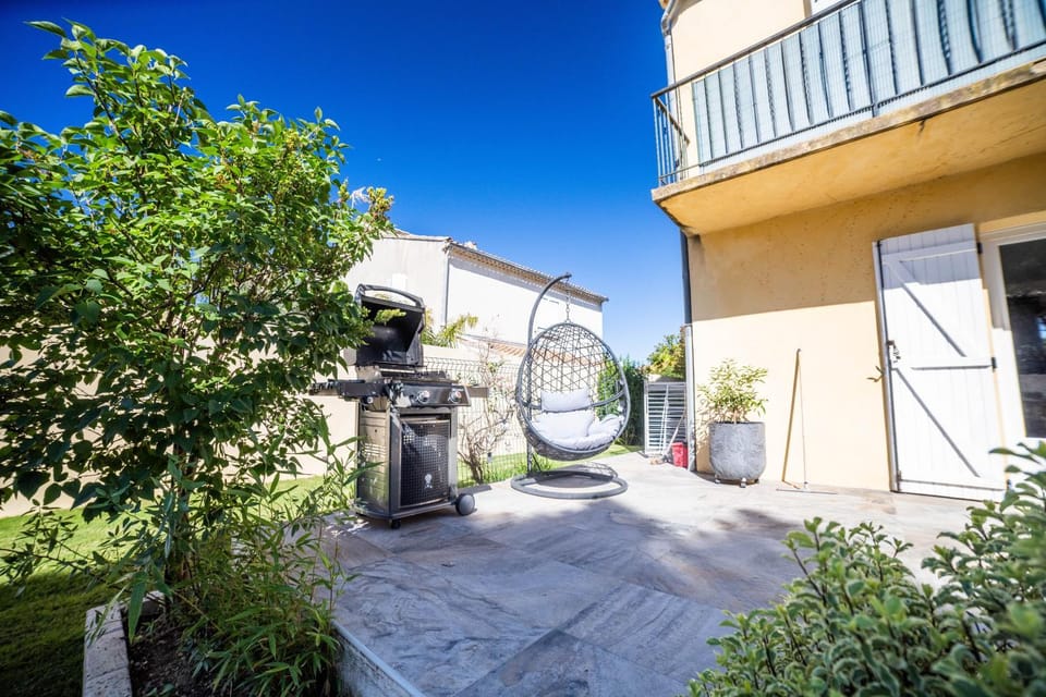 Property building, Patio, Day, Garden, Garden view