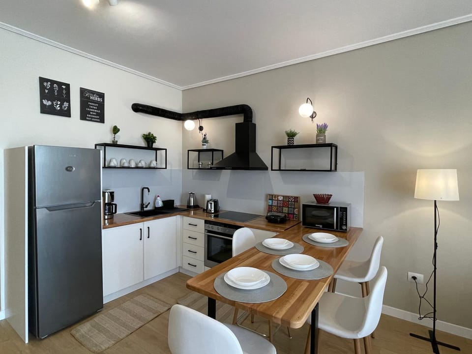 Kitchen or kitchenette, Dining area