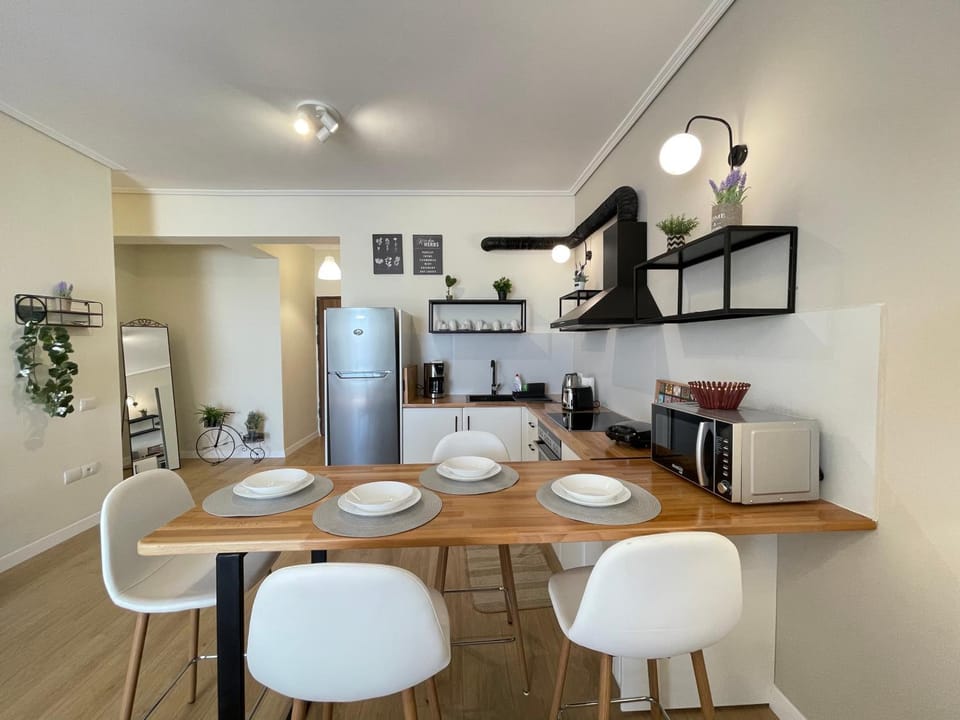 Kitchen or kitchenette, Dining area