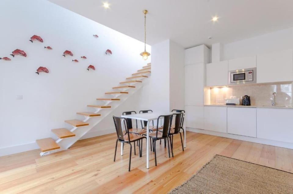 Coffee/tea facilities, Kitchen or kitchenette, Dining area, stove