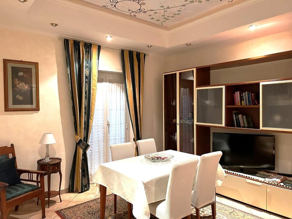 TV and multimedia, Living room, Seating area, Dining area