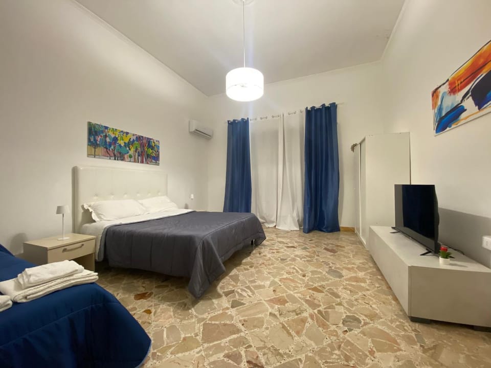 Bed, TV and multimedia, Photo of the whole room, Bedroom, towels