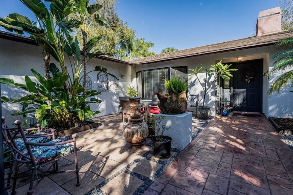 Spiritual Oasis! The perfect location for those who have a flair for the healing arts and an eclectic, creative style and sensibility.  Apartment in Sarasota