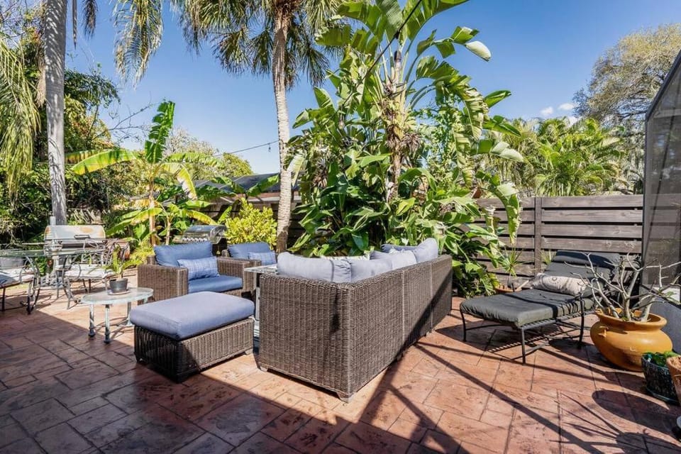 Spiritual Oasis! The perfect location for those who have a flair for the healing arts and an eclectic, creative style and sensibility.  Apartment in Sarasota
