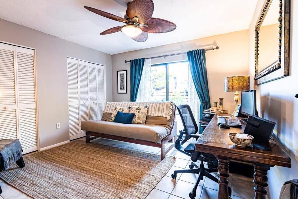 Spiritual Oasis! The perfect location for those who have a flair for the healing arts and an eclectic, creative style and sensibility.  Apartment in Sarasota