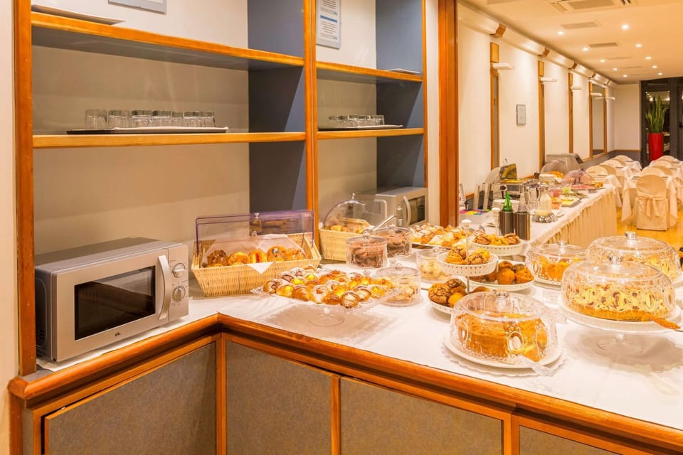 Restaurant/places to eat, Dining area, On site