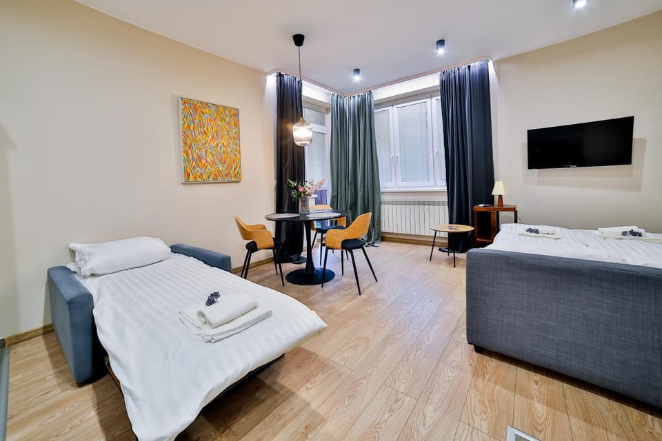 Bed, TV and multimedia, Living room, Photo of the whole room, Seating area, Evening entertainment, Bedroom, hair dresser, towels