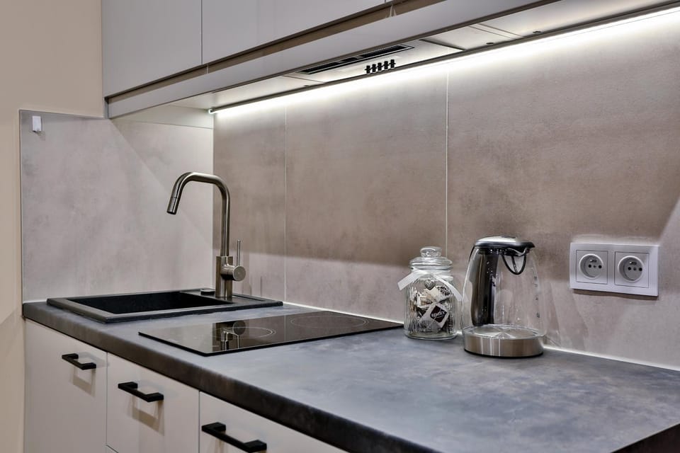 Coffee/tea facilities, Kitchen or kitchenette, stove