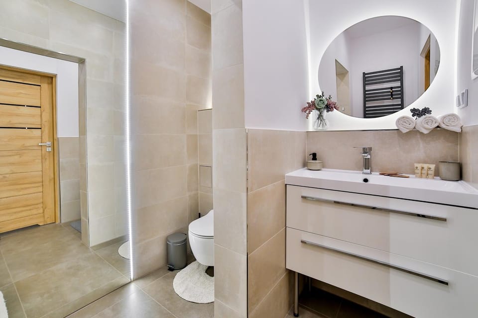 Shower, Toilet, Bathroom, towels
