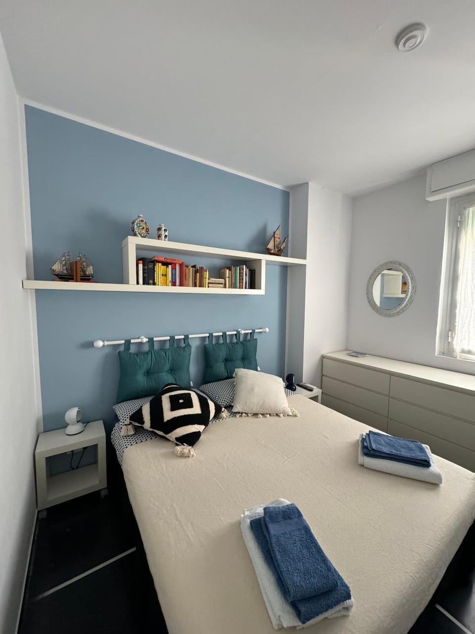 Bedroom, air conditioner