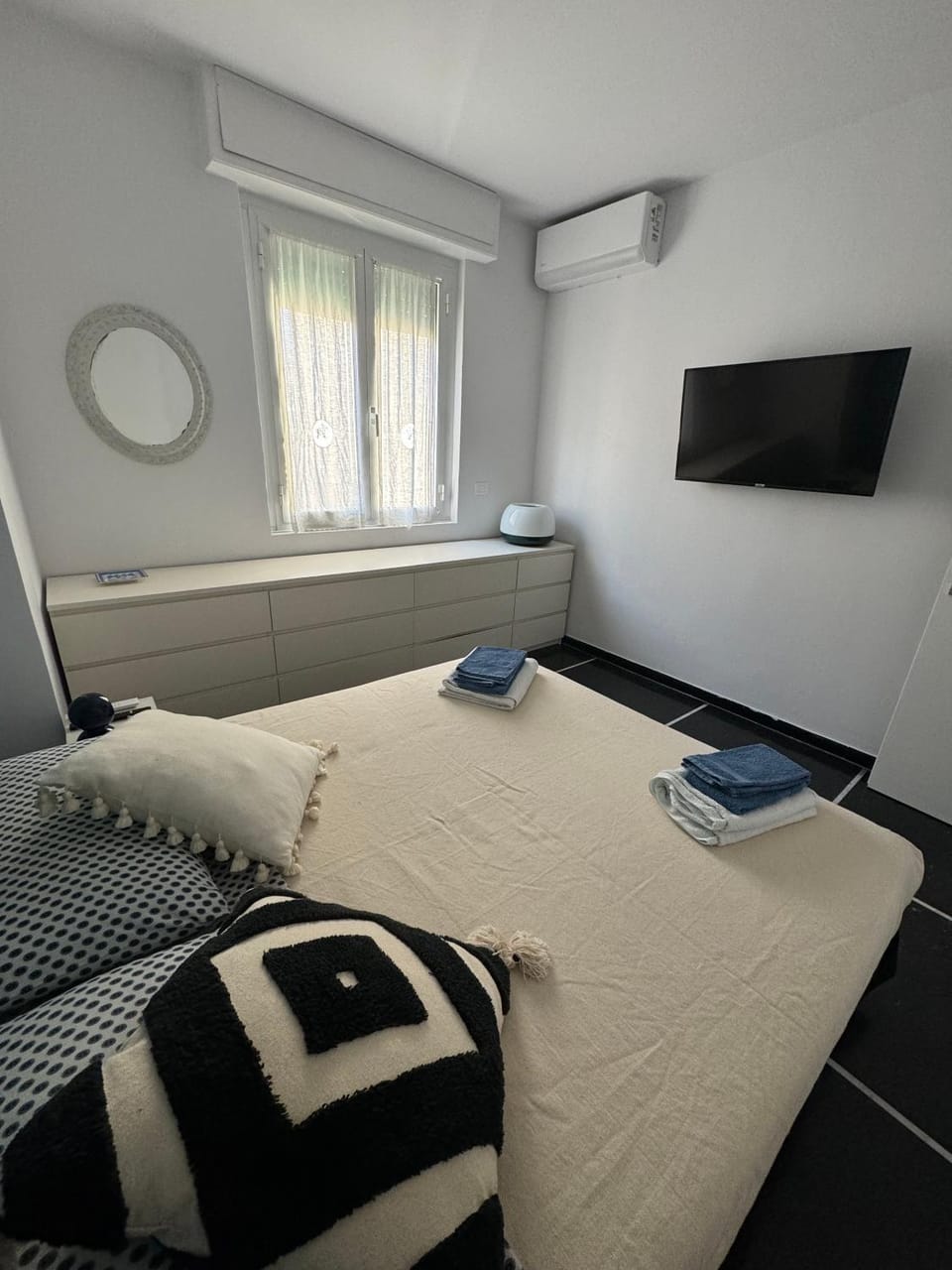 Bedroom, air conditioner