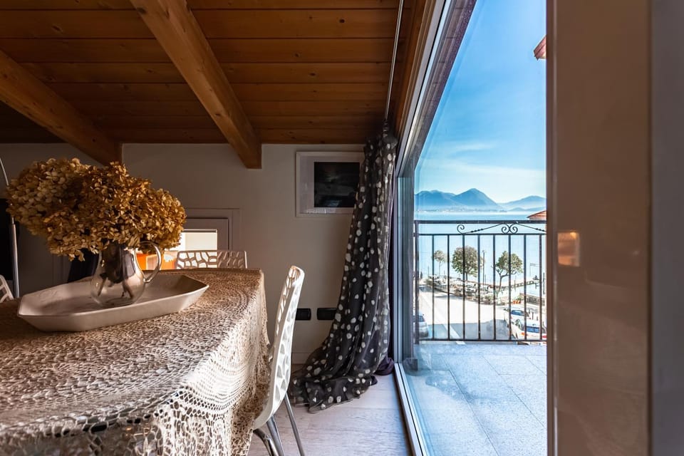 View (from property/room), Balcony/Terrace, Living room, Seating area, Dining area, Lake view, Mountain view