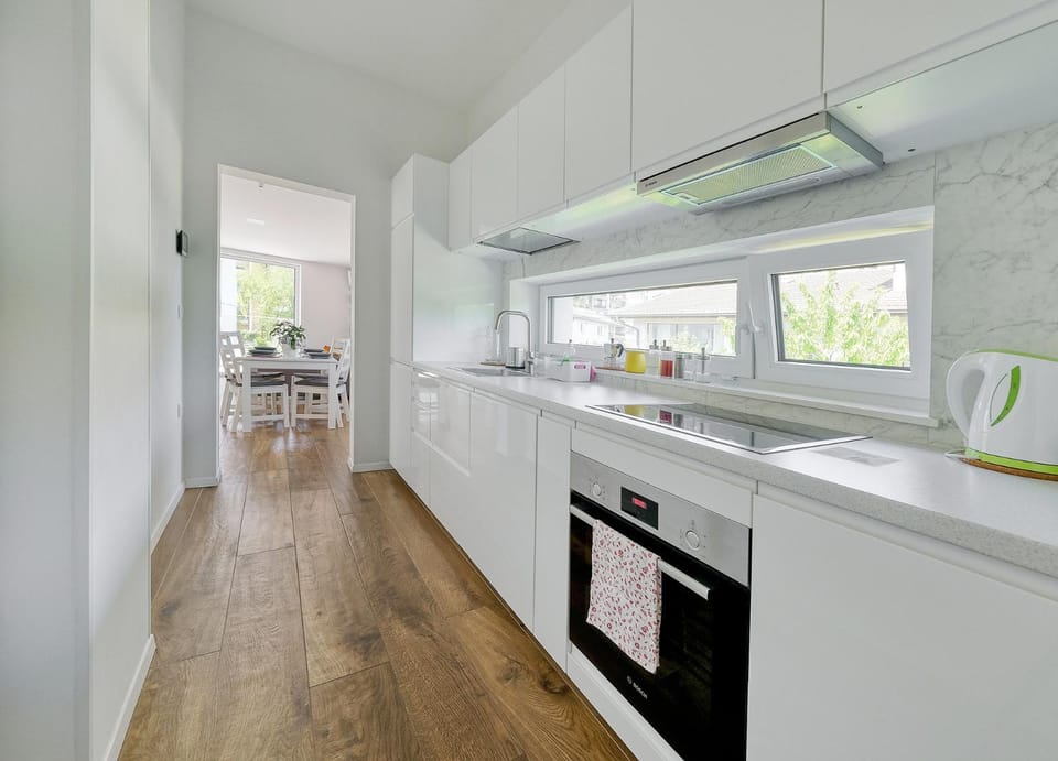 Coffee/tea facilities, Kitchen or kitchenette, Dining area, dishwasher, oven, stove, toaster