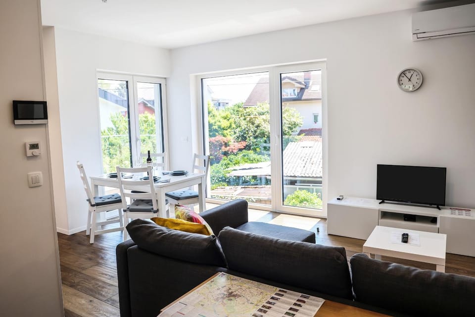 TV and multimedia, Living room, Seating area, Dining area, air conditioner