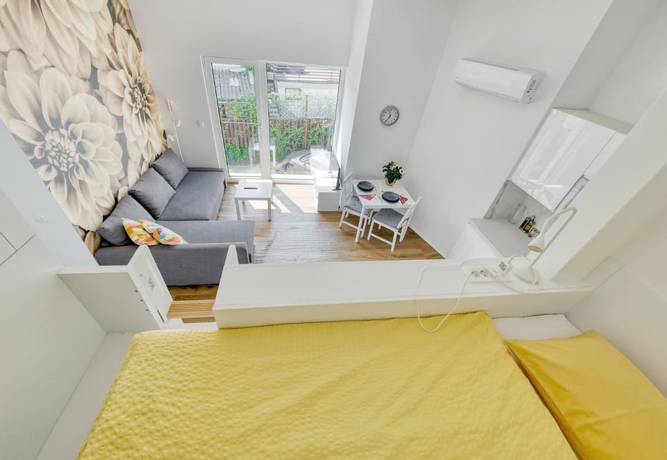 Bed, Living room, Seating area, Dining area, Bedroom, bunk bed, air conditioner