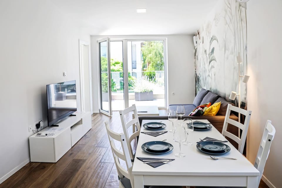 TV and multimedia, Living room, Seating area, Dining area