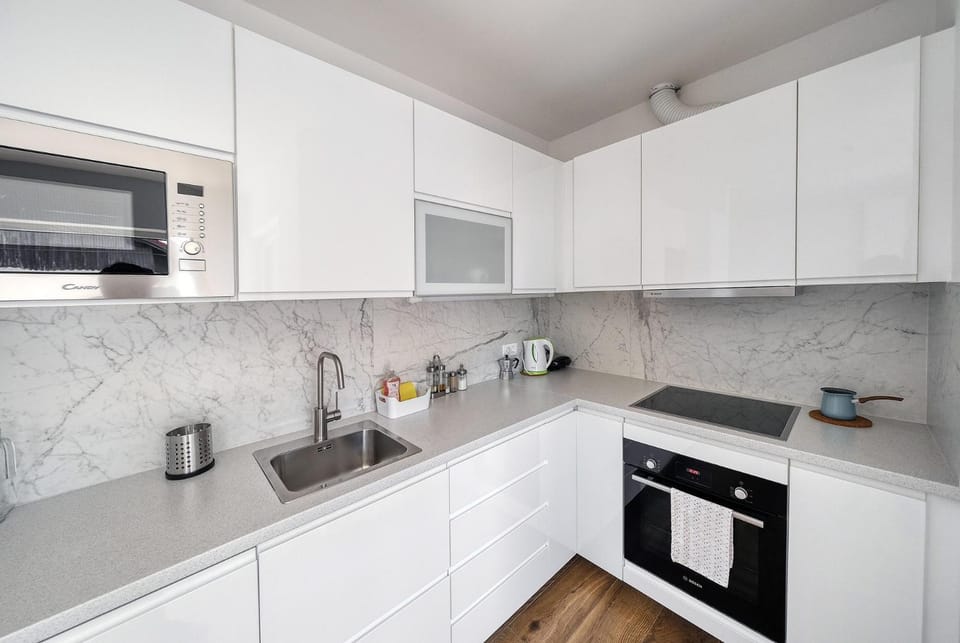 Coffee/tea facilities, Kitchen or kitchenette, dishwasher, stove, toaster