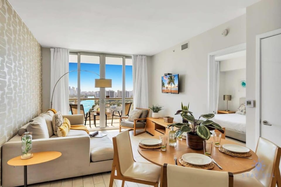 Infinite View - Balcony- Amazing Pool- Near Beach Apartment in Hallandale Beach