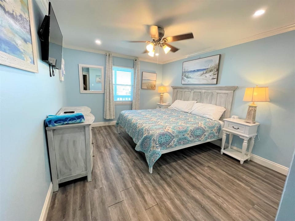Bed, TV and multimedia, Photo of the whole room, Bedroom, fireplace