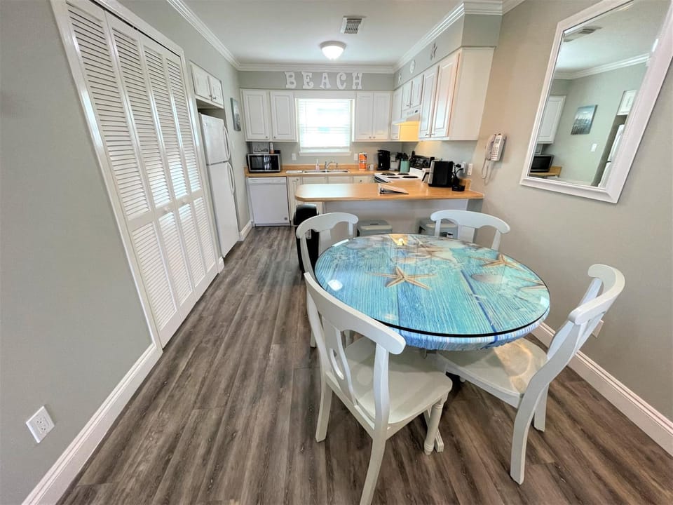 Kitchen or kitchenette, Dining area