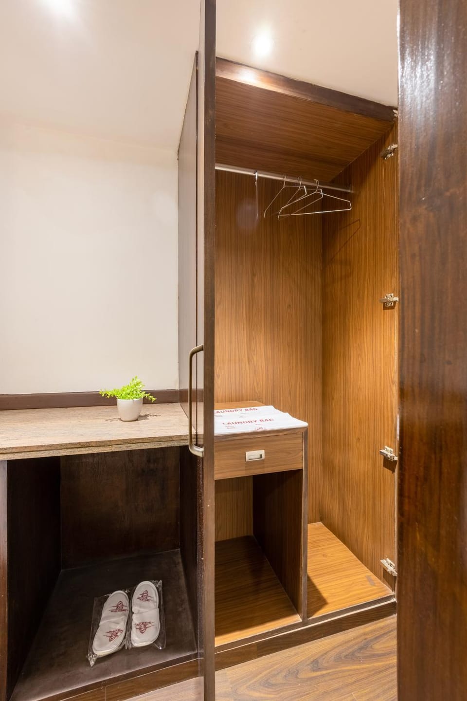 Area and facilities, wardrobe