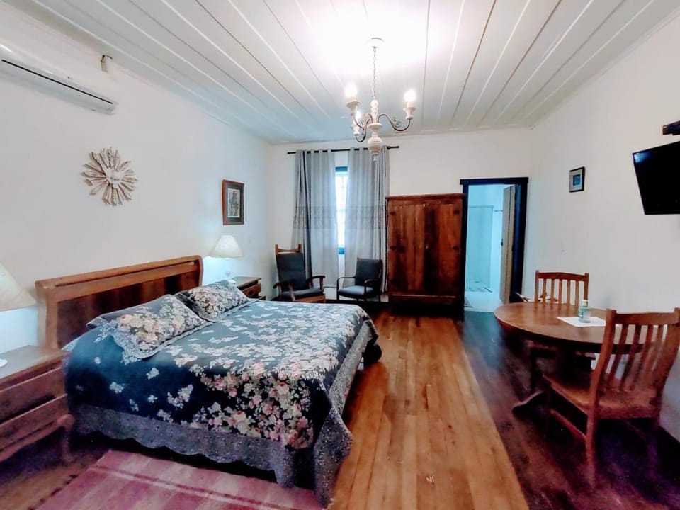 Photo of the whole room, heating, air conditioner