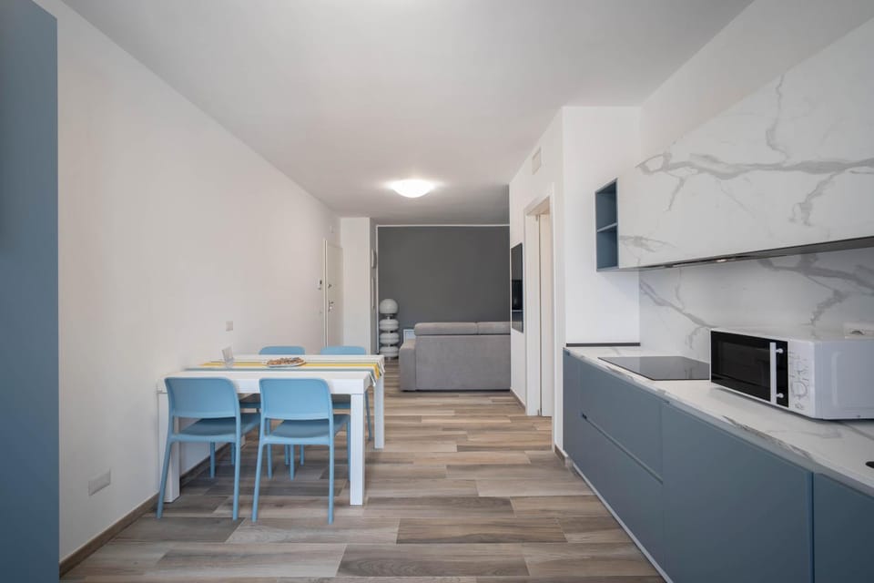 Photo of the whole room, Dining area, kitchen