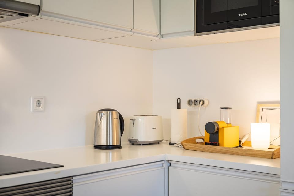 Coffee/tea facilities, Kitchen or kitchenette, oven, stove, toaster