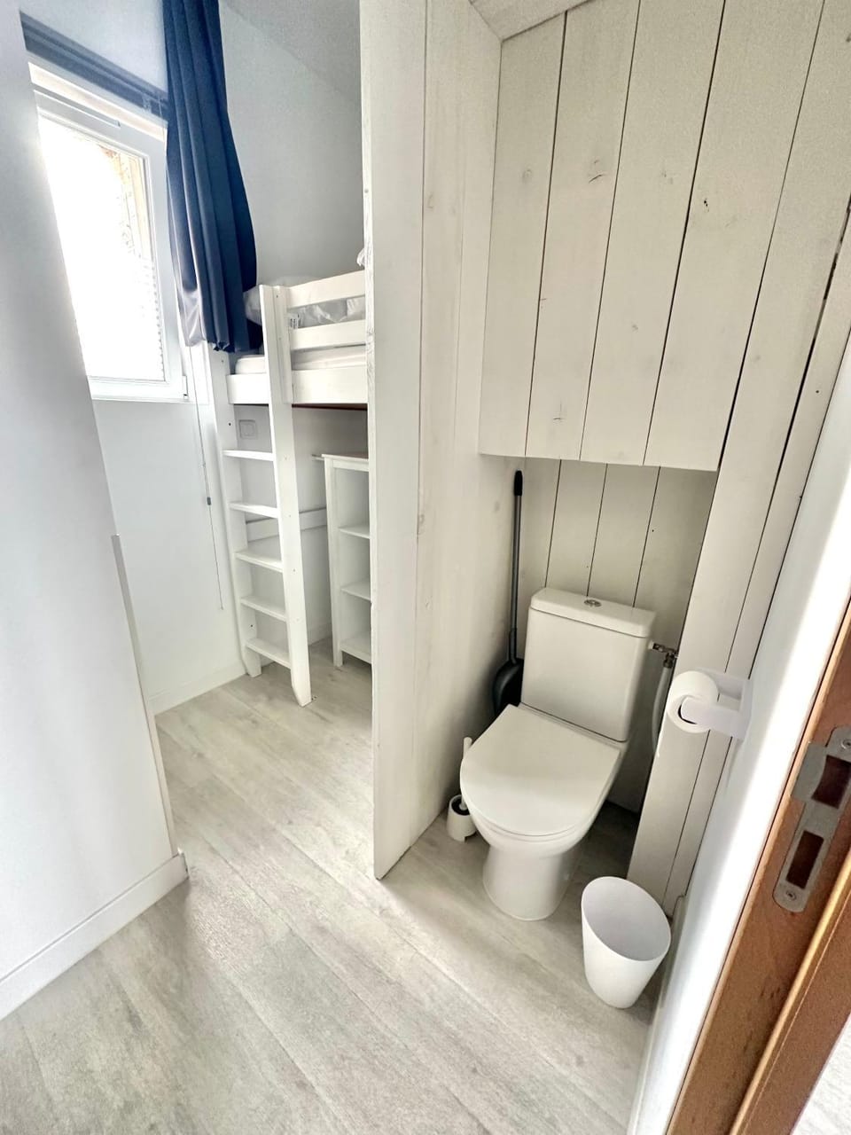 Toilet, Bed