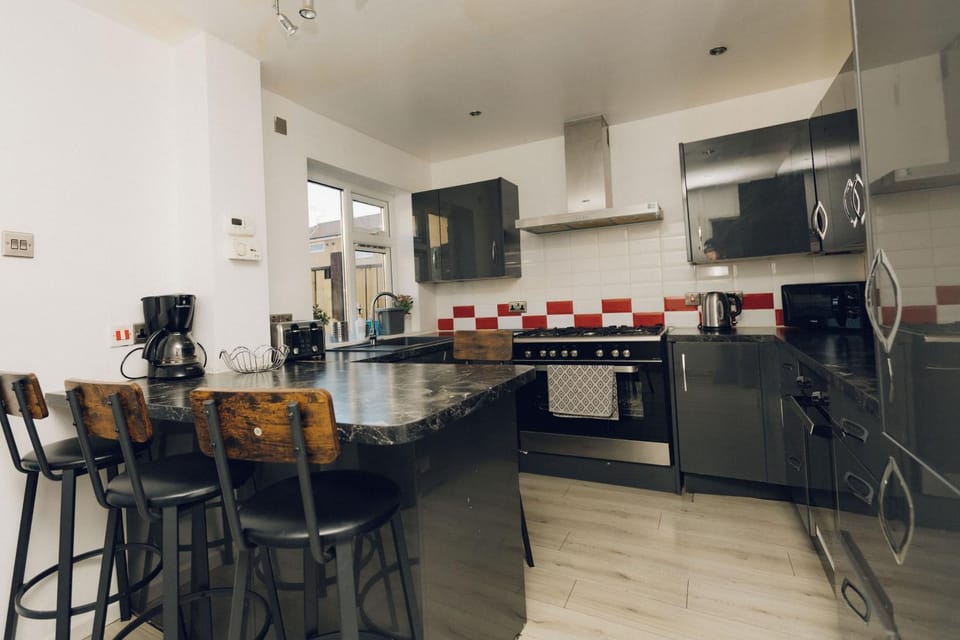 Coffee/tea facilities, dishwasher, minibar, oven, washing machine, kitchen