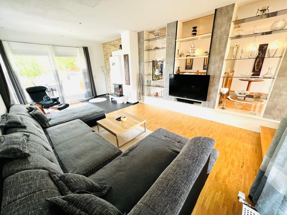 TV and multimedia, Living room, Seating area, Evening entertainment