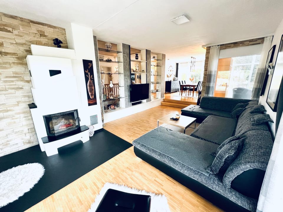 TV and multimedia, Living room, Seating area, flat iron