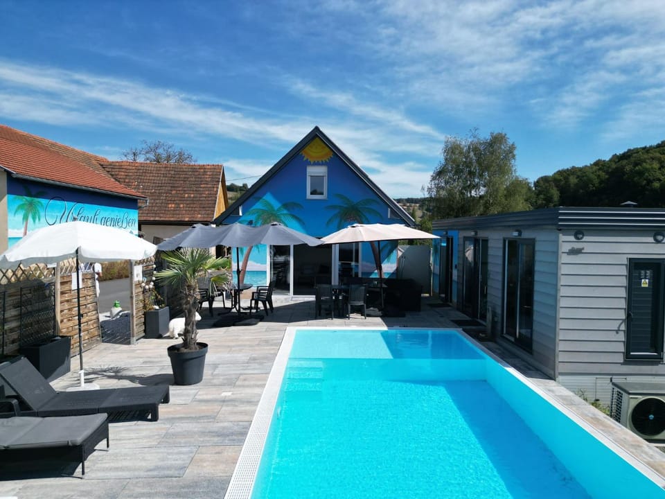 Property building, Day, Pool view, Swimming pool, sunbed