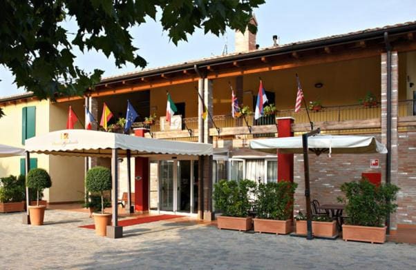 Facade/entrance