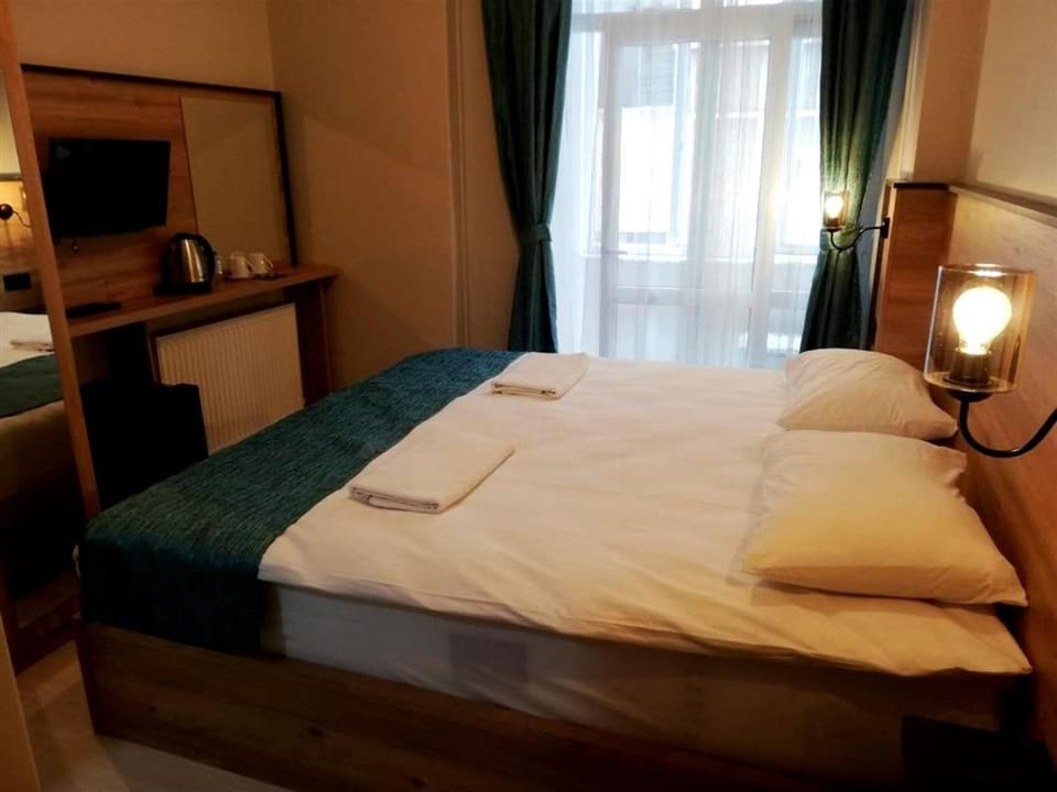 TV and multimedia, Photo of the whole room, Bedroom, air conditioner, air conditioner