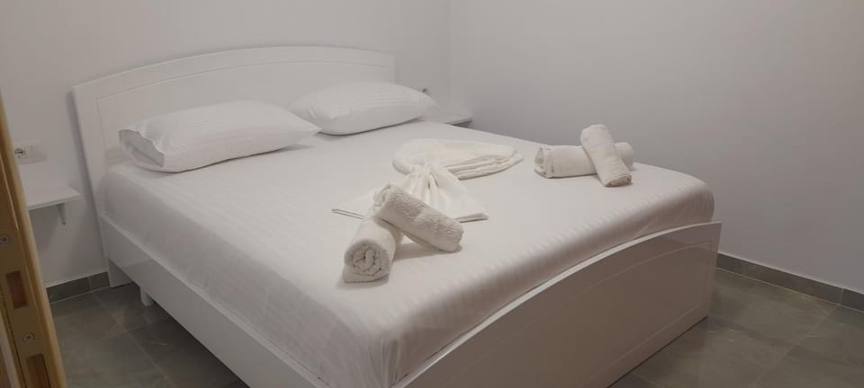 Bed, Bedroom, towels